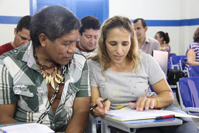 Os cursistas Toninho Guarani e Carolina Ferreira (ICMBio) discutindo o conceito de 