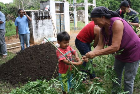 Aldeia Paikum, TI Bakairi (MT), empenhada na produção de adubo orgânico. Foto: ©Márcia Maciel